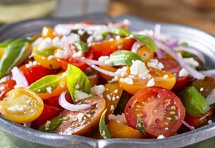 Slik lager du en tomatsalat som passer til alt - og som kan bli en selvstendig rett
