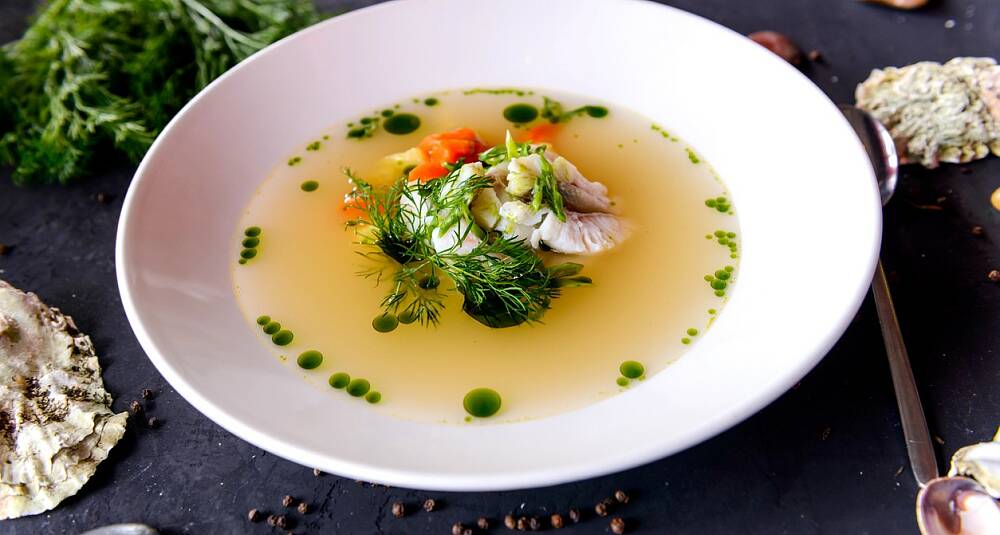 Klar tomatbuljong med dampet fisk