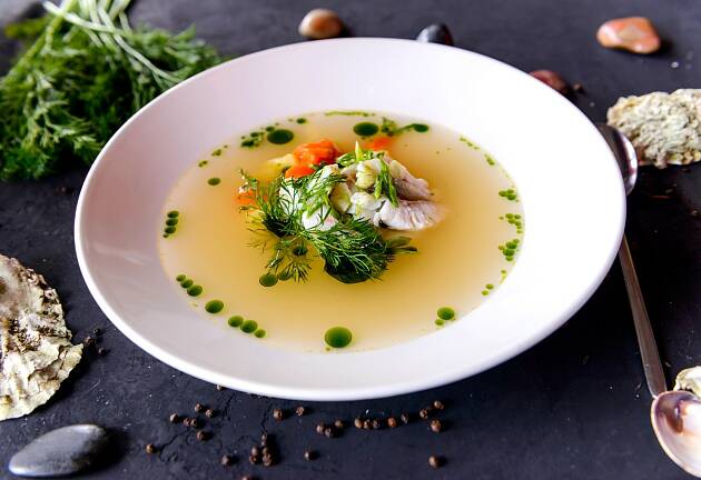 Prøv deg på å lage klar tomatbuljong - det er knallgodt med dampet fisk og urter