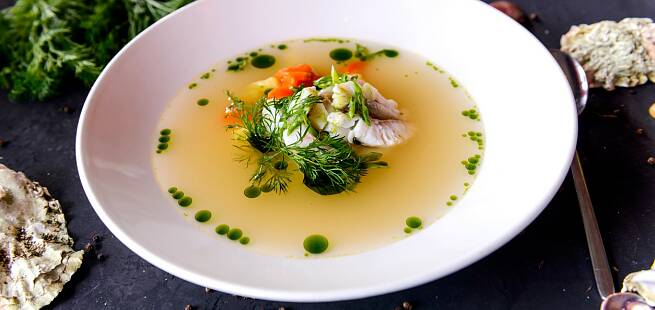 Klar tomatbuljong med dampet fisk