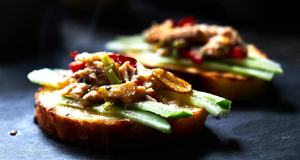 Gratinert chevre med asparges i vinaigrette, rosin og portvinssaus