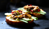 Slik lager du en liten midtukefest med gratinert chevre og asparges