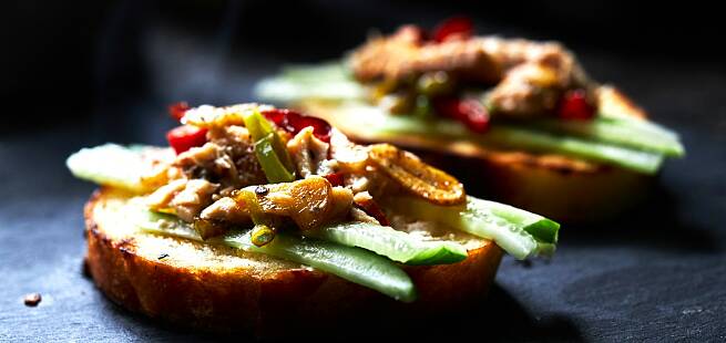Gratinert chevre med asparges i vinaigrette, rosin og portvinssaus