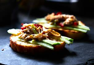Gratinert chevre med asparges i vinaigrette, rosin og portvinssaus
