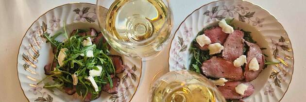 Leken kombinasjon av and og appelsin med perfekt vinfølge i glasset