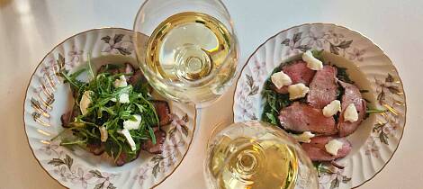 Leken kombinasjon av and og appelsin med perfekt vinfølge i glasset