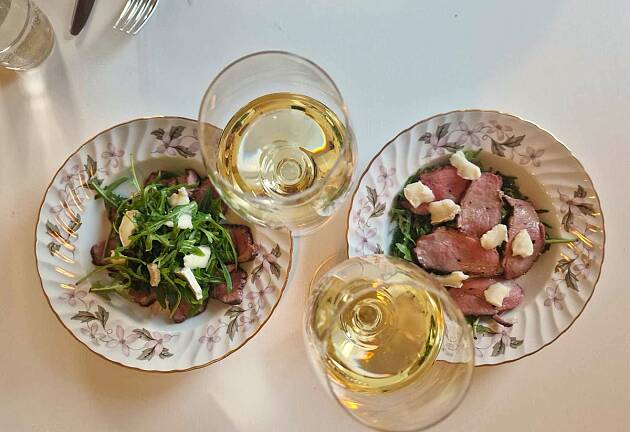 Leken kombinasjon av and og appelsin med perfekt vinfølge i glasset