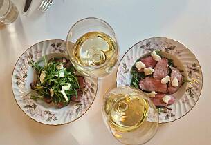 Leken kombinasjon av and og appelsin med perfekt vinfølge i glasset