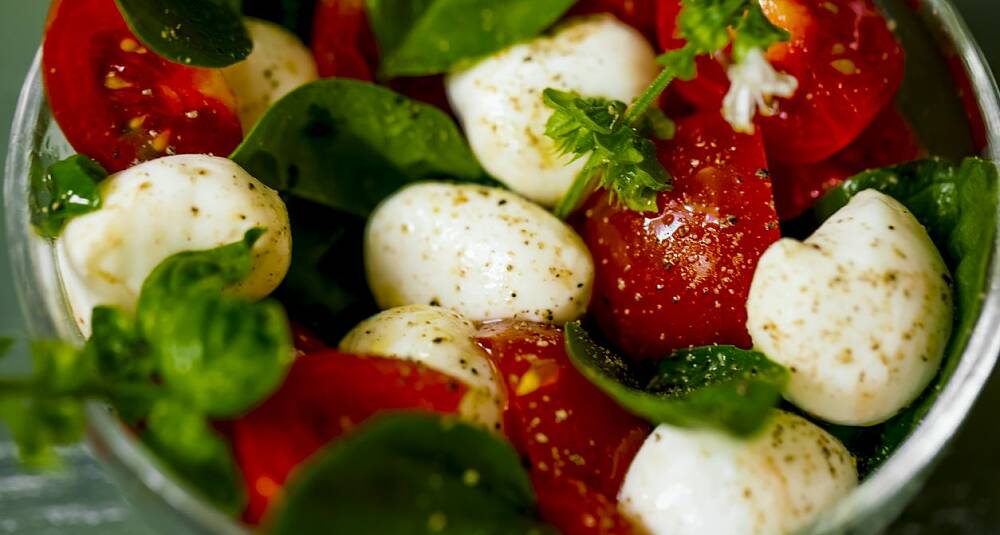 Tomatsalat med Gräddost og pestodressing