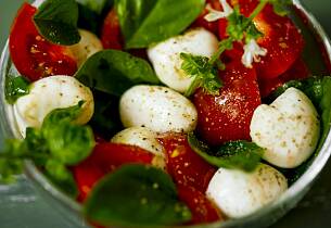 Tomatsalat med Gräddost og pestodressing