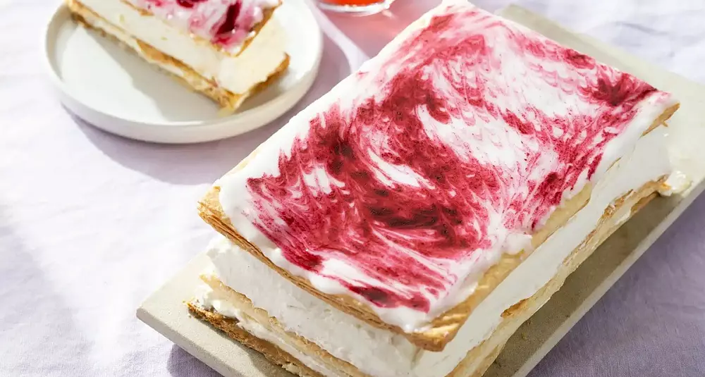 Napoleonskake med eplemos og kirsebærsyltetøy