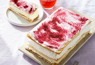 Napoleonskake med eplemos og kirsebærsyltetøy