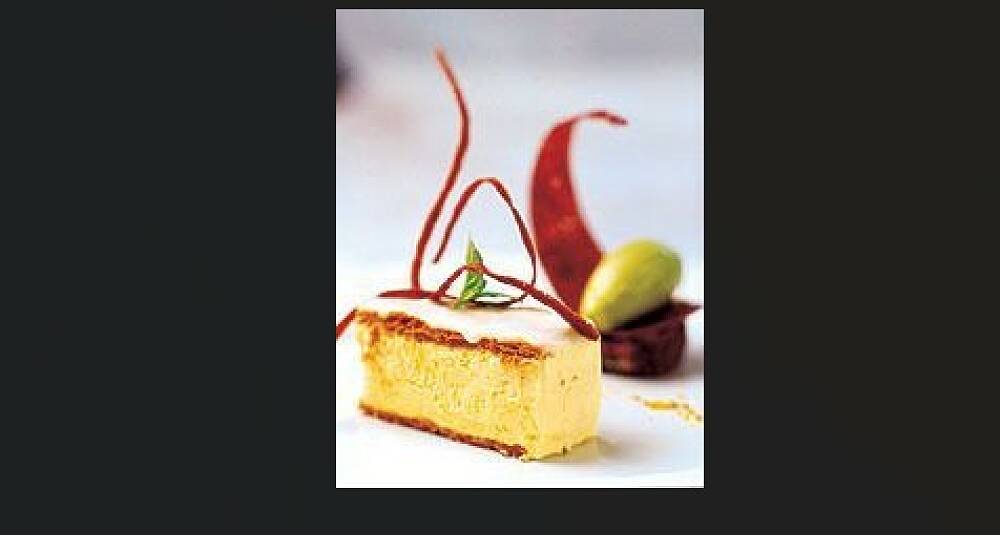 Napoleonskake anno 2002 tilsmakt med karri servert med syrlig basilikumsorbet, pistasjebrownie og varm bringebærsirup