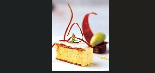 Napoleonskake anno 2002 tilsmakt med karri servert med syrlig basilikumsorbet, pistasjebrownie og varm bringebærsirup