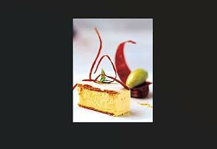 Napoleonskake anno 2002 tilsmakt med karri servert med syrlig basilikumsorbet, pistasjebrownie og varm bringebærsirup