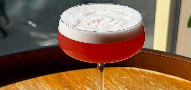 Fe*** Sterk Pink Cocktail med Gammel Opland drinkoppskrift