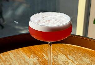 Fe*** Sterk Pink Cocktail med Gammel Opland drinkoppskrift