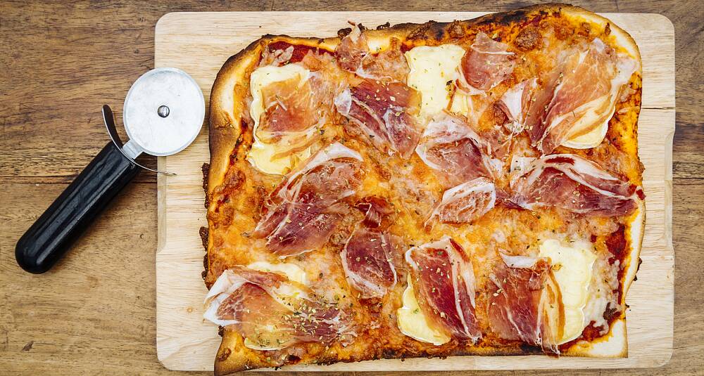 Pizza med spekeskinke og hvitmuggost