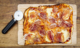 Pizza kan du fint steke på grillen - denne er med spekeskinke og hvitmuggost
