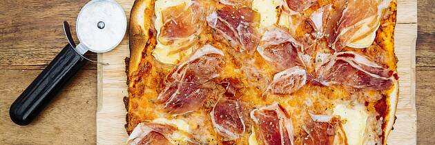 Pizza kan du fint steke på grillen - denne er med spekeskinke og hvitmuggost