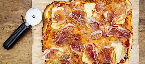 Pizza kan du fint steke på grillen - denne er med spekeskinke og hvitmuggost