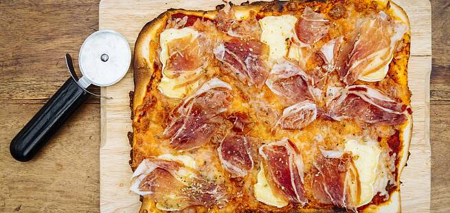 Pizza med spekeskinke og hvitmuggost