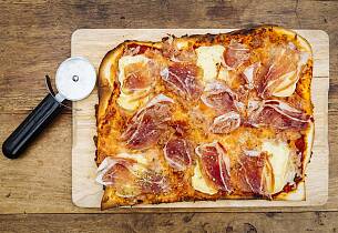 Pizza med spekeskinke og hvitmuggost