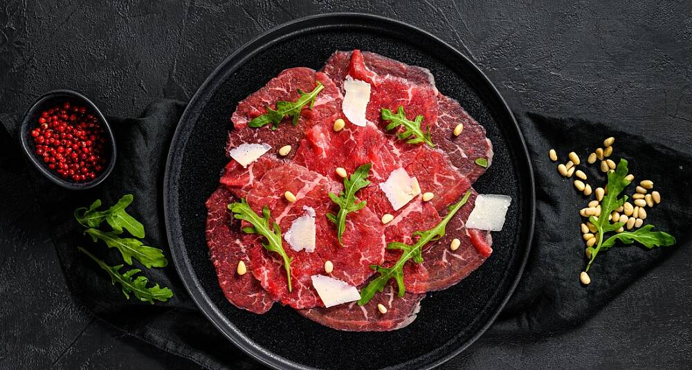 Carpaccio av oksefilet med lime, pinjekjerner og parmesan