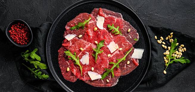 Carpaccio av oksefilet med lime, pinjekjerner og parmesan