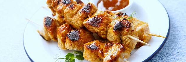 Disse spydene får ekstra smak fra mangochutney - som du fint kan lage selv