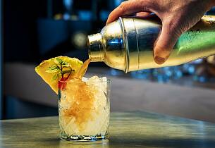 Sage & Pernod pineapple-tini drinkoppskrift