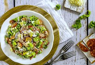 Salat med norsk spekemat og Västerbottenost