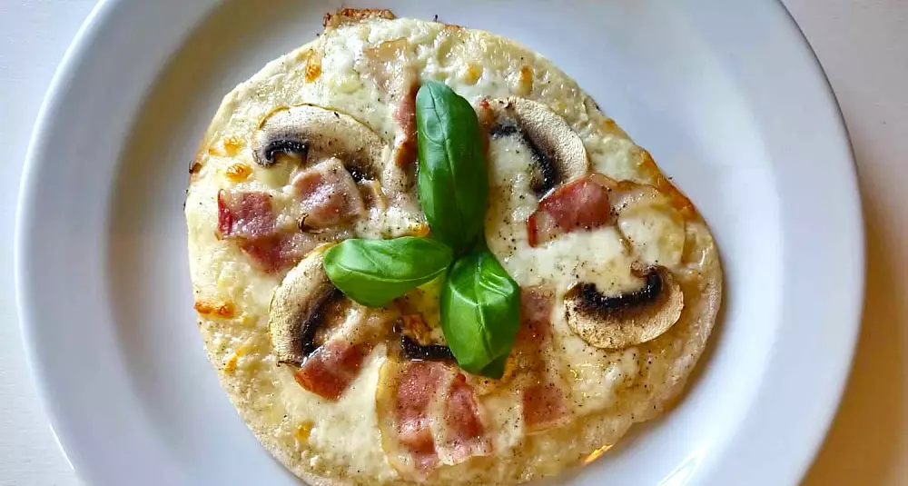 Hvit pizza med bacon og basilikum