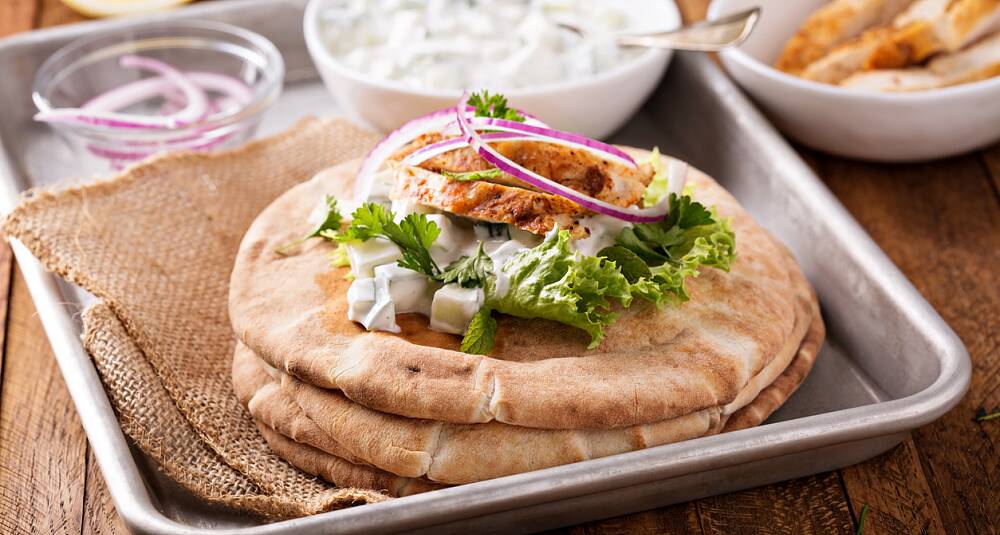 Pitabrød med tikka-kylling og raita