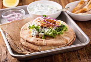 Pitabrød med tikka-kylling og raita