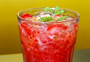 Når du blander norske jordbær i en caipirinha, møtes det beste fra to verdener
