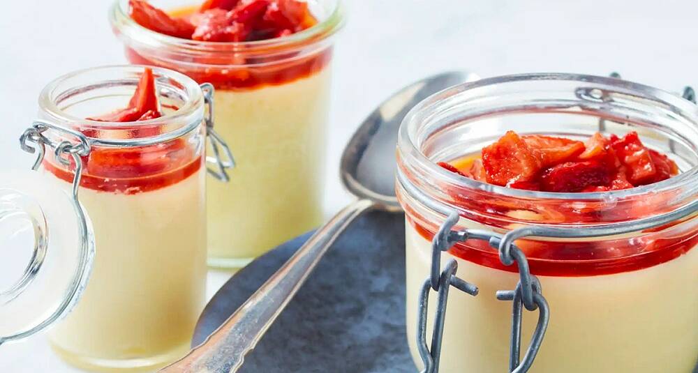 Hvit sjokoladepannacotta med muscovadomarinerte jordbær