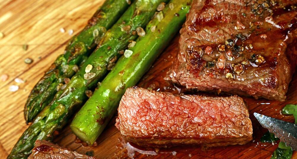 Helgens beste: Biff fra grill eller panne med asparges, østerssopp og mandelpotetpuré