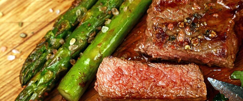 Helgens beste: Biff fra grill eller panne med asparges, østerssopp og mandelpotetpuré