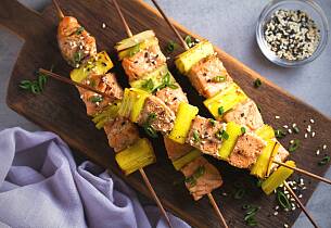 Grillspyd med laks, purre og sesamfrø er veldig raskt å lage