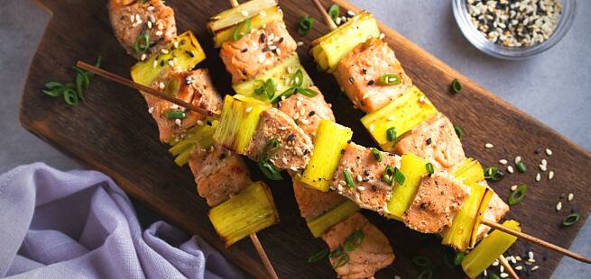 Grillspyd med laks, purre og sesamfrø