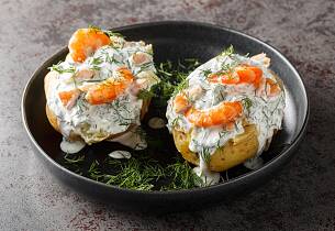 Bakt potet med skagensalat bedre kjent som skagenrøre