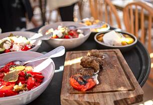 Det er nå du skal lage en gresk fest - utendørs eller inne