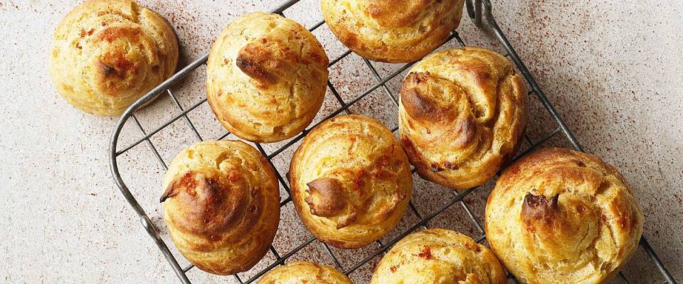 Bak de uimotståelige munnfullene gougeres fylt med lekker ost