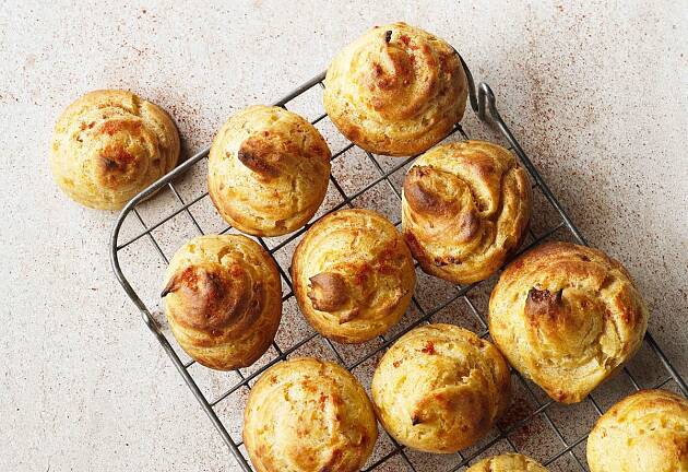 Bak de uimotståelige munnfullene gougeres fylt med lekker ost