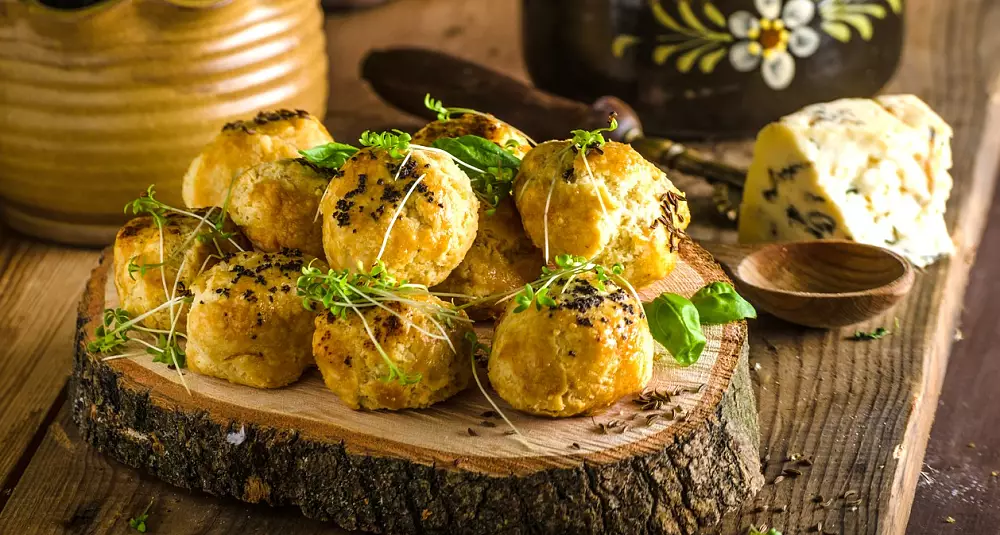 Vannbakkels med blåmuggost - Gougéres au roquefort