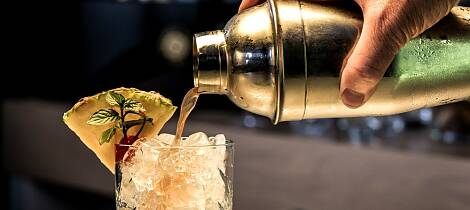 Miks en spennende drink med det som står innerst i barskapet