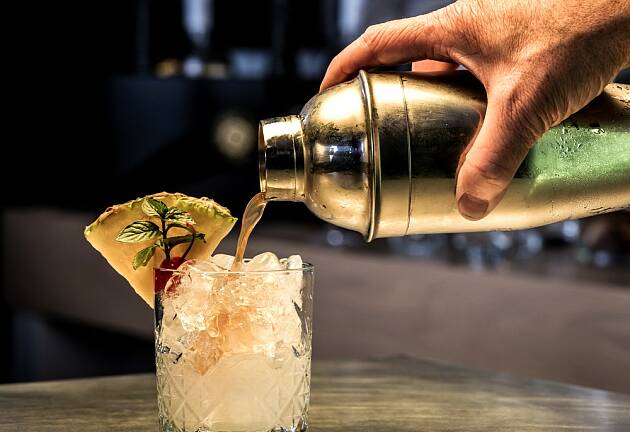 Miks en spennende drink med det som står innerst i barskapet