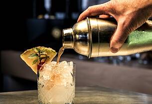 Sweet Sage - drinkoppskrift med bananlikør, ananas, bourbon og salvie