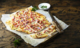 Lag en løkpai med bacon som i Alsace - den berømte tarte flambee